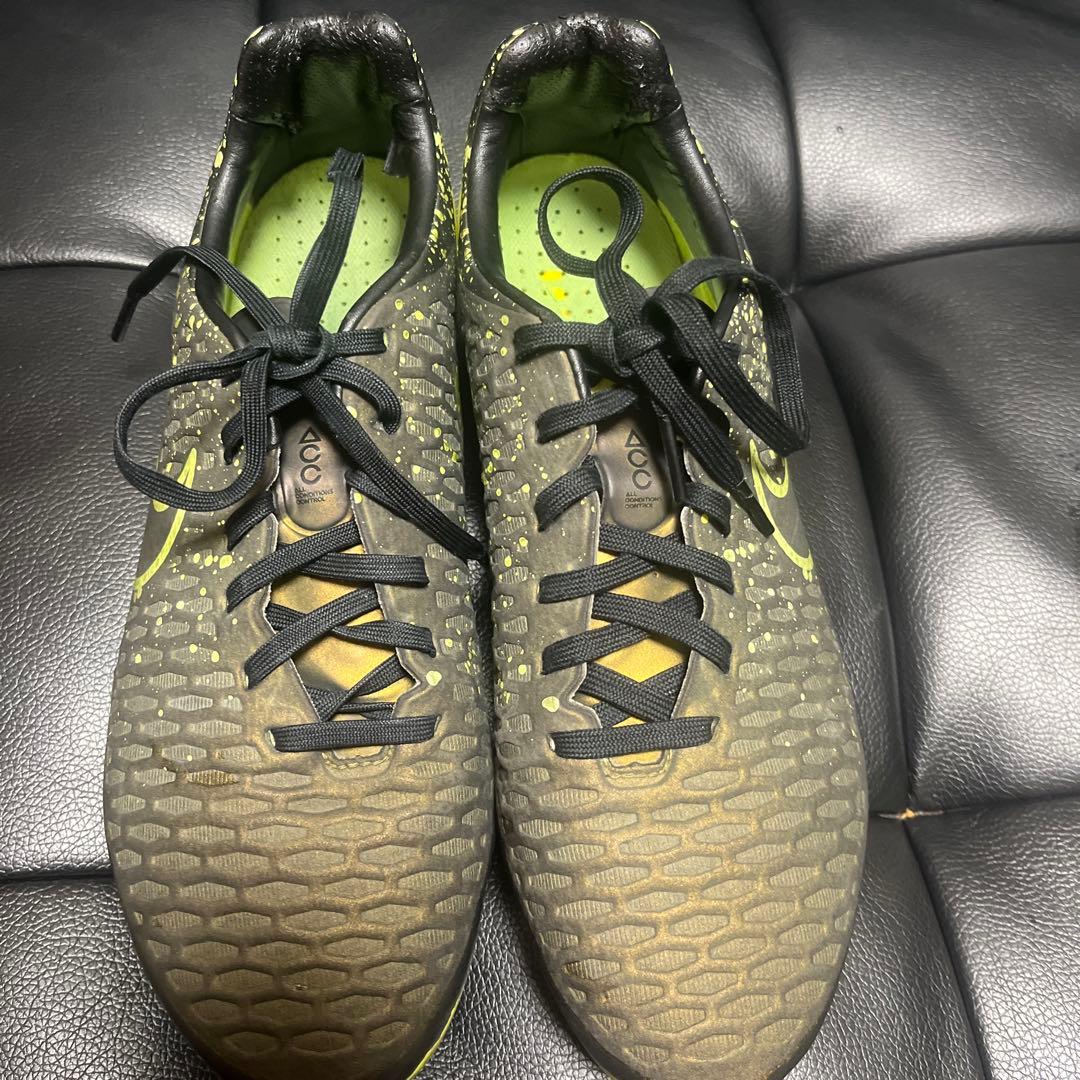 サッカースパイク　マジスタオーパス　元サッカー日本代表選手から譲り受けました。