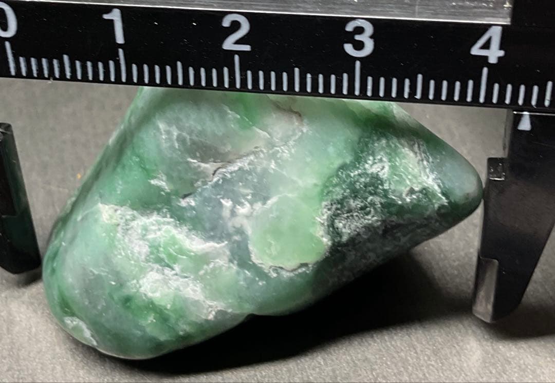 ［金山谷の緑色］　翠色の透過　糸魚川翡翠42g ヒスイ　ひすい