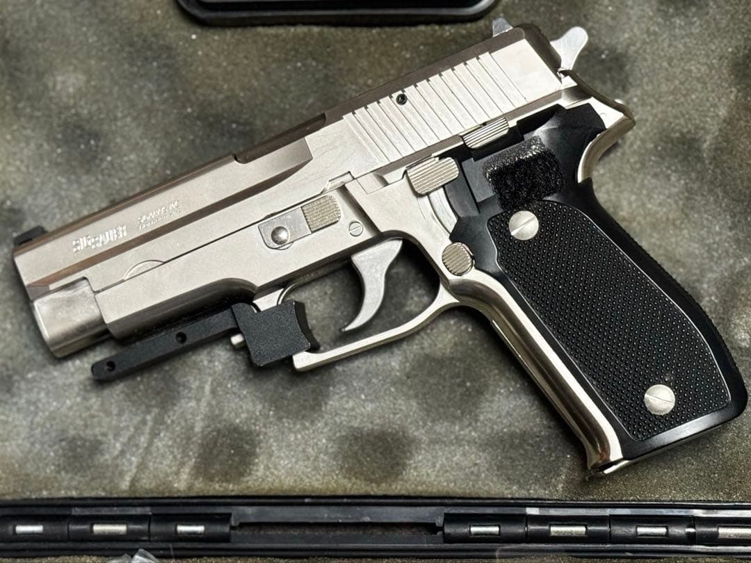 タナカ製 W.A. シグザウエルP226 ALLシルバーモデル DOSKOCIL