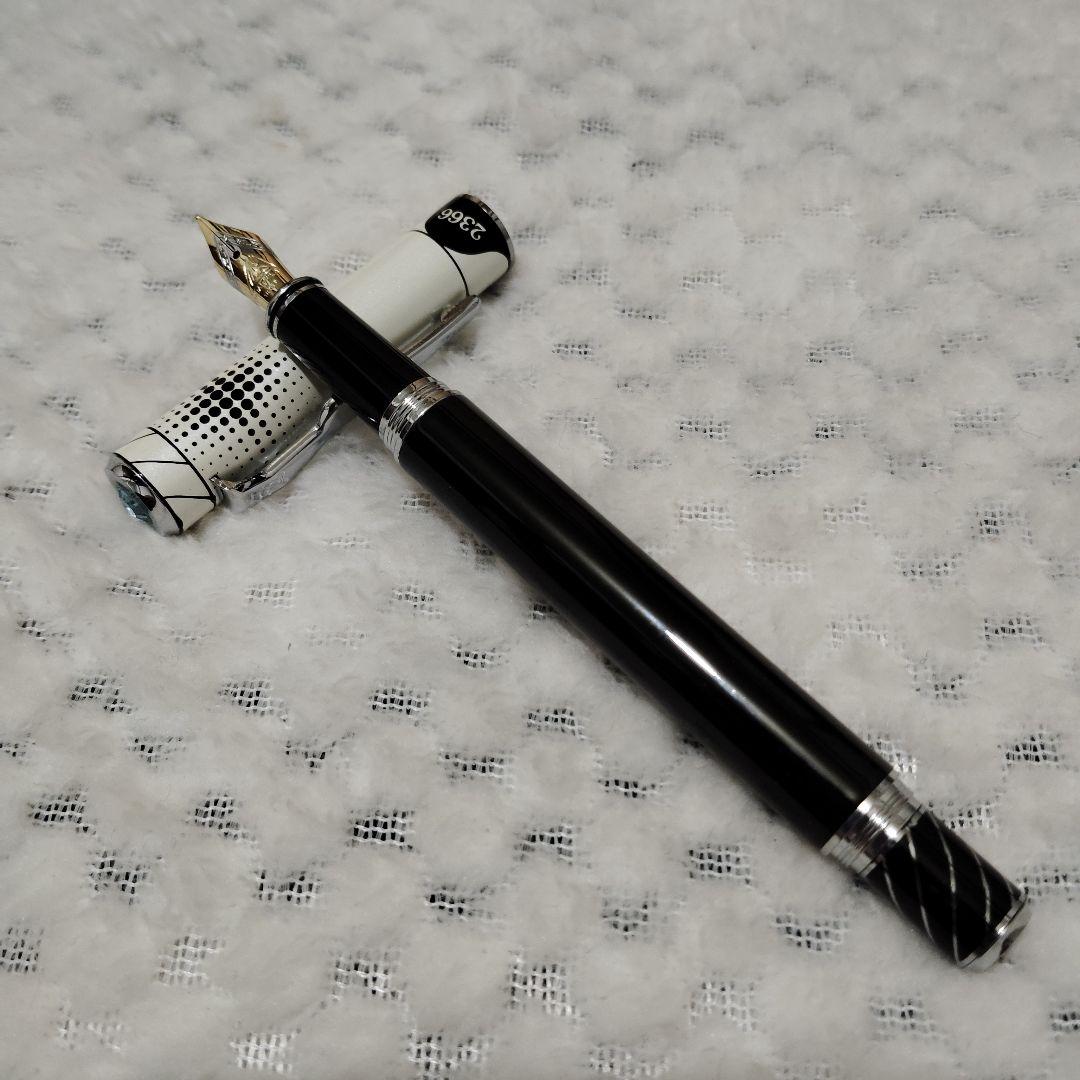 万年筆 黒と白のツートンデザイン