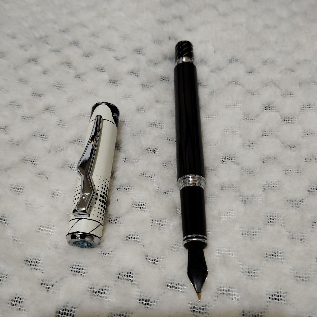 万年筆 黒と白のツートンデザイン