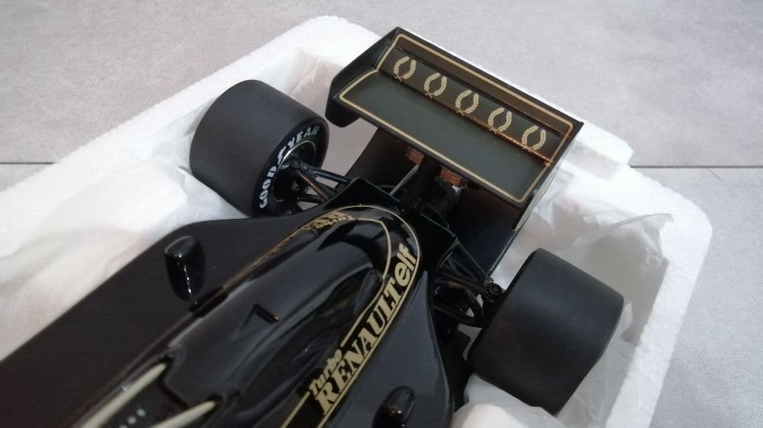 Lotus Renault 97T アイルトン・セナ 1/18 ミニチャンプス