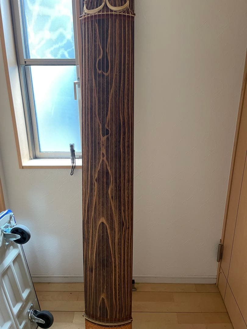 装飾的なデザインの木製琴