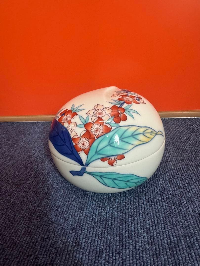 1685 鍋島 畑萬陶苑　色絵桃文 桃形蓋物