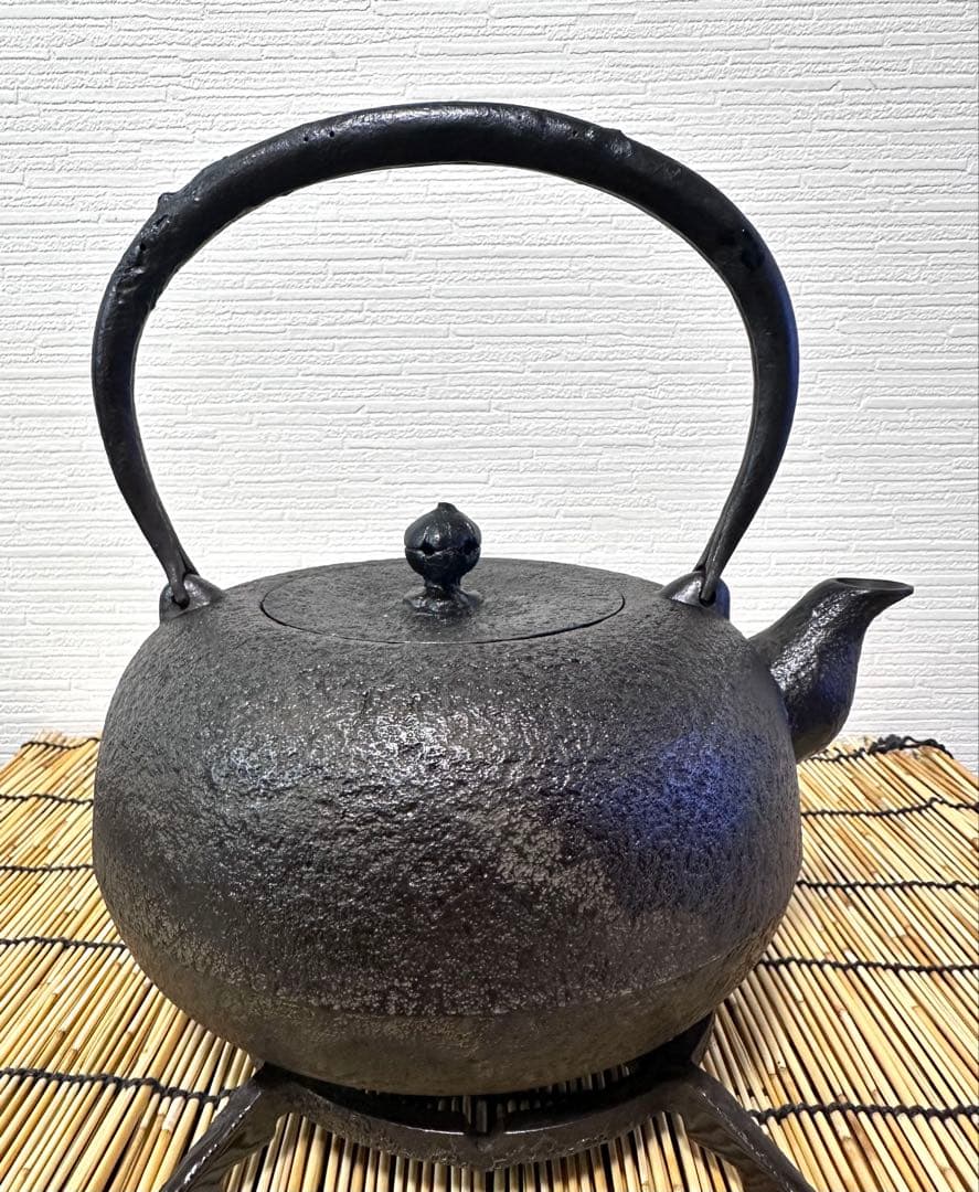 未使用品、供箱等付属品付　南部岩鋳三代目清茂作　２５型肌文様　南部鉄瓶　南部鉄器