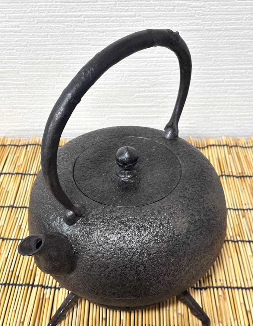 未使用品、供箱等付属品付　南部岩鋳三代目清茂作　２５型肌文様　南部鉄瓶　南部鉄器