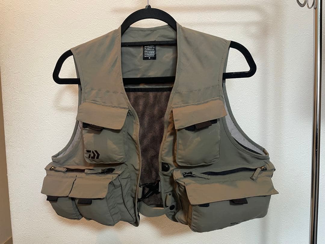 ほぼ未使用品　ダイワ　渓流ベストとキャップのセット