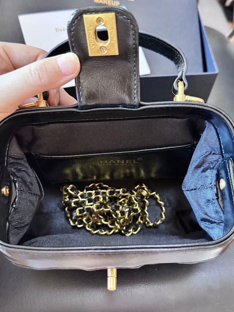 CHANEL ブラックレザーショルダーバッグ　ノベルティ