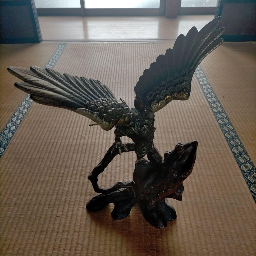 金属製 鷲と木の彫刻