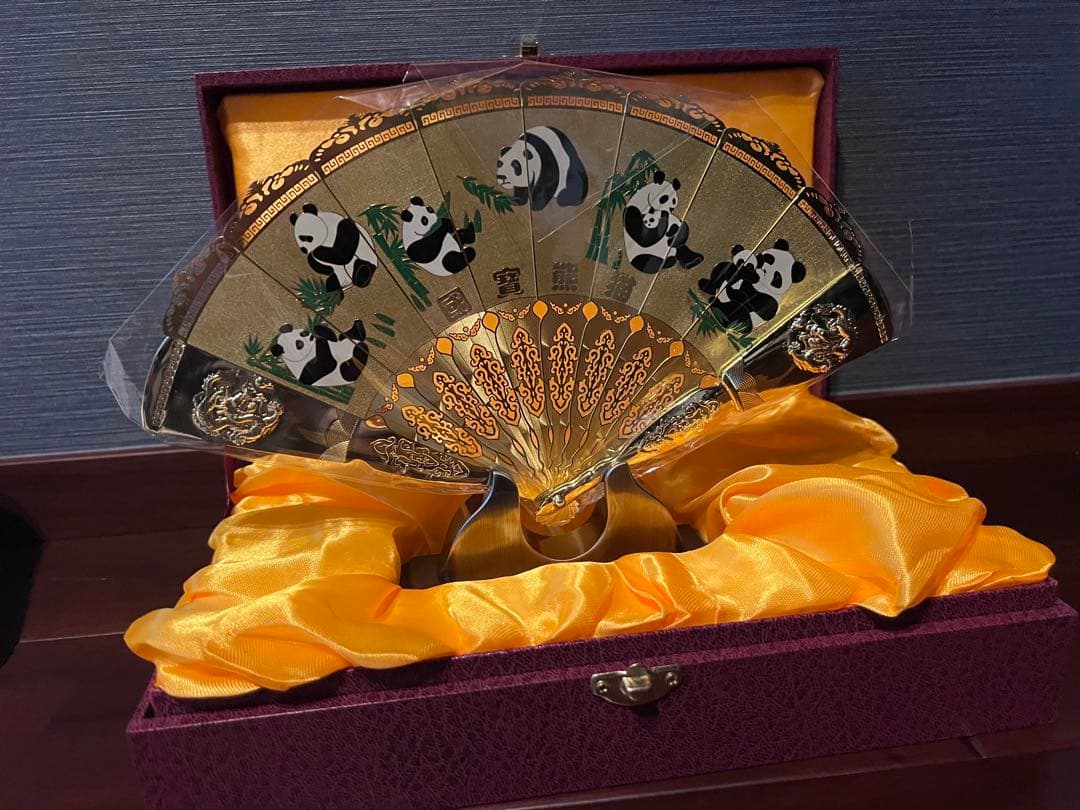 パンダデザインの金色扇子