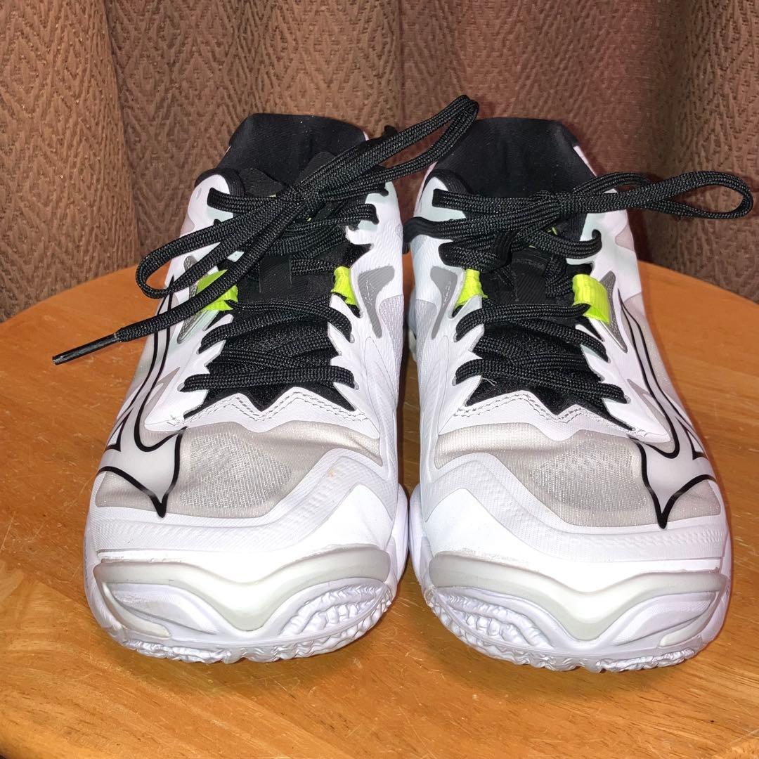 Kazu　新品未使用　ミズノ　バレーボール　ウエーブライトニング Z8