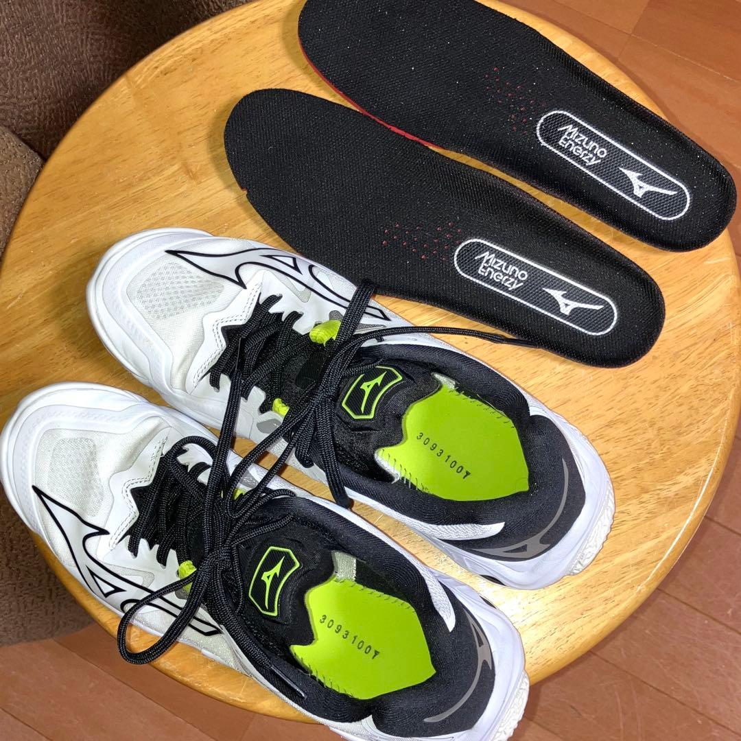 Kazu　新品未使用　ミズノ　バレーボール　ウエーブライトニング Z8