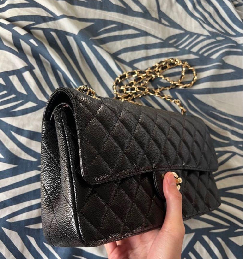 ブラックのキルティングレザーショルダーバッグ