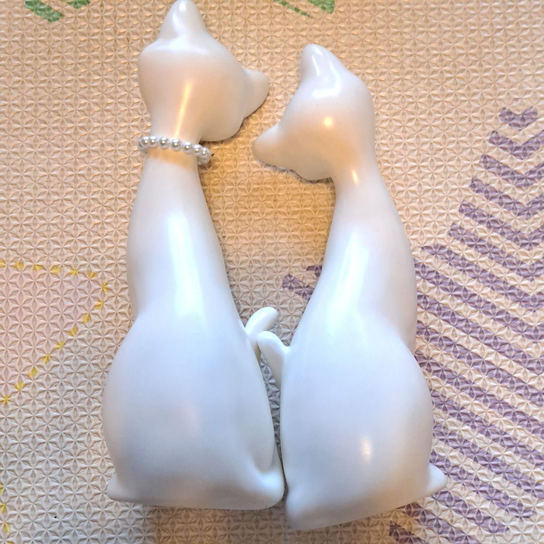 白い猫　ペア置物　パールのネックレス　フィギュア　陶器　ねこ　２匹　インテリア