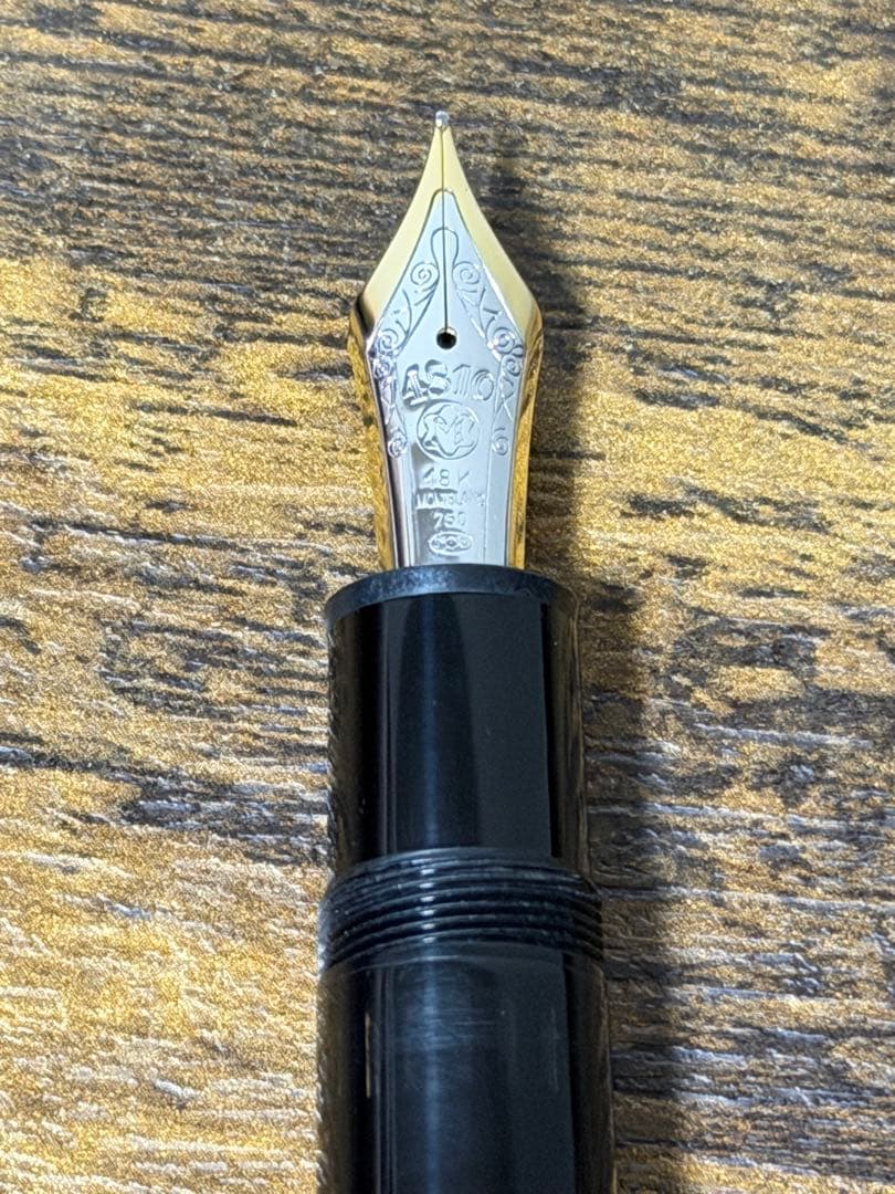 未使用に近い　シール付　ヘミングウェイ芯 18K 中白 モンブラン　万年筆　中字