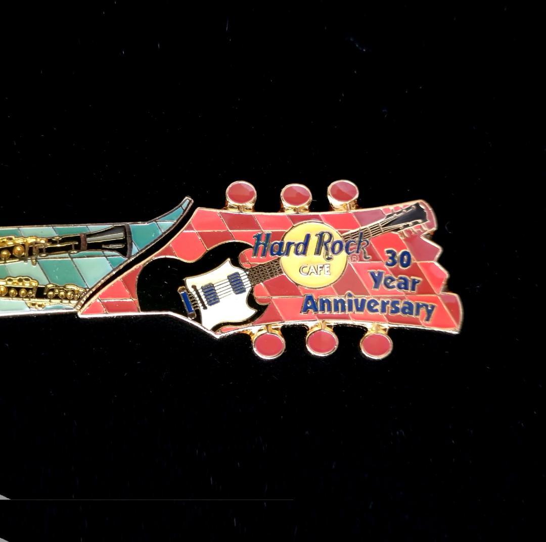 【限定品】ハードロックカフェ 30周年記念 ピンバッジ 14個組 BOX セット