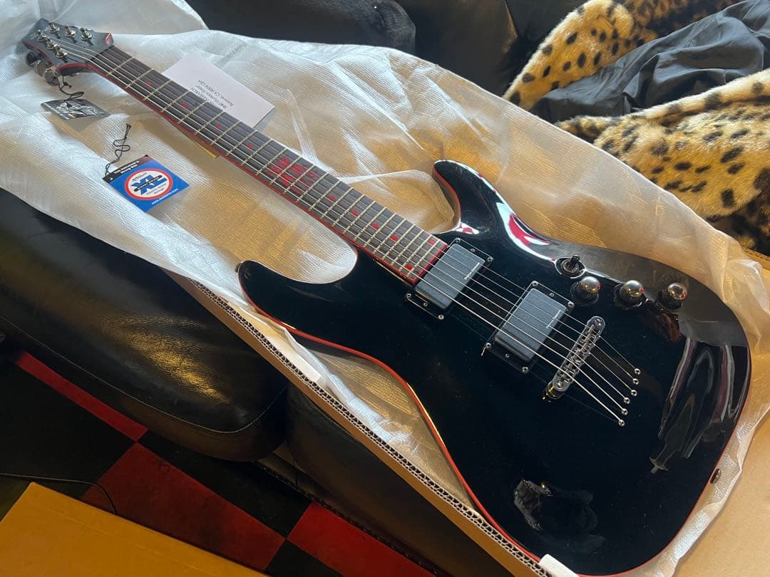 SCHECTER C-1 SHE DEVIL ブラック&レッド