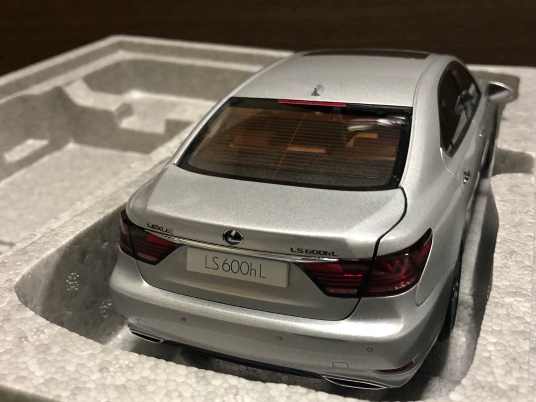 現状品 オートアート 1/18 レクサス LS600hL ソニックシルバー