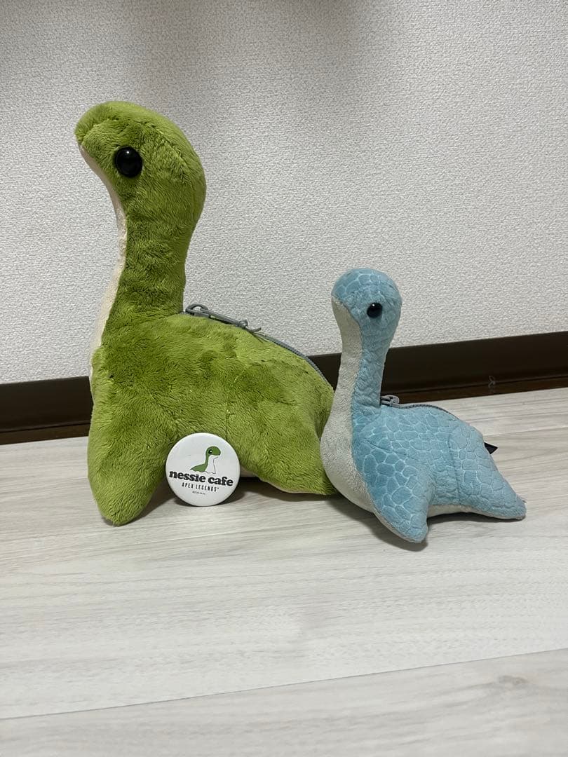 ネッシーぬいぐるみ2種+Nessie Cafe限定バッジ｜ワットソンパッチ｜