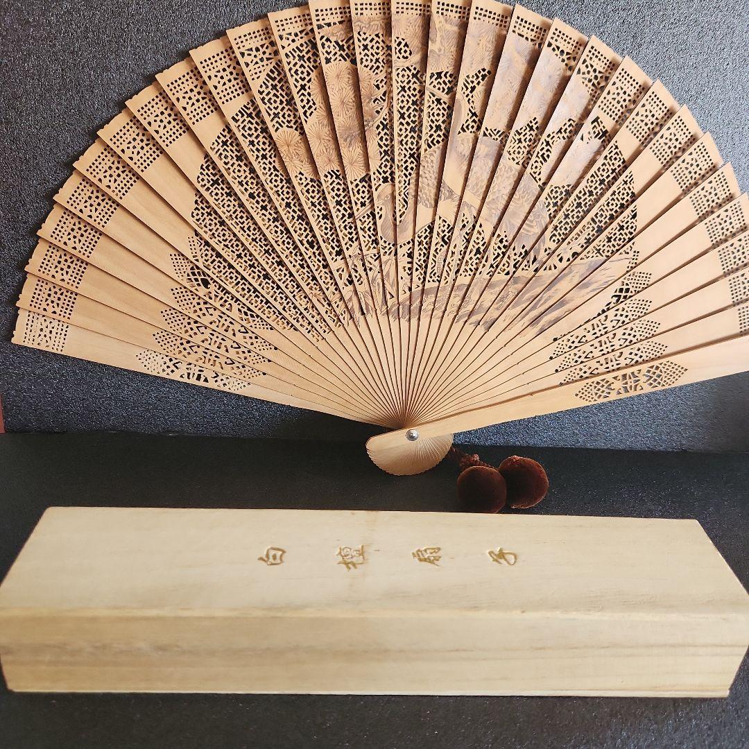 白檀製透かし彫り扇子と友箱付き