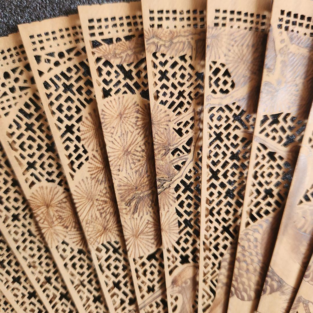 白檀製透かし彫り扇子と友箱付き