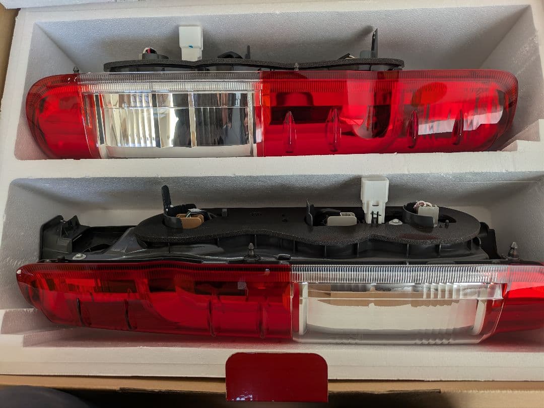 ハイエース8型　純正テールランプ　新車外し品　左右セット