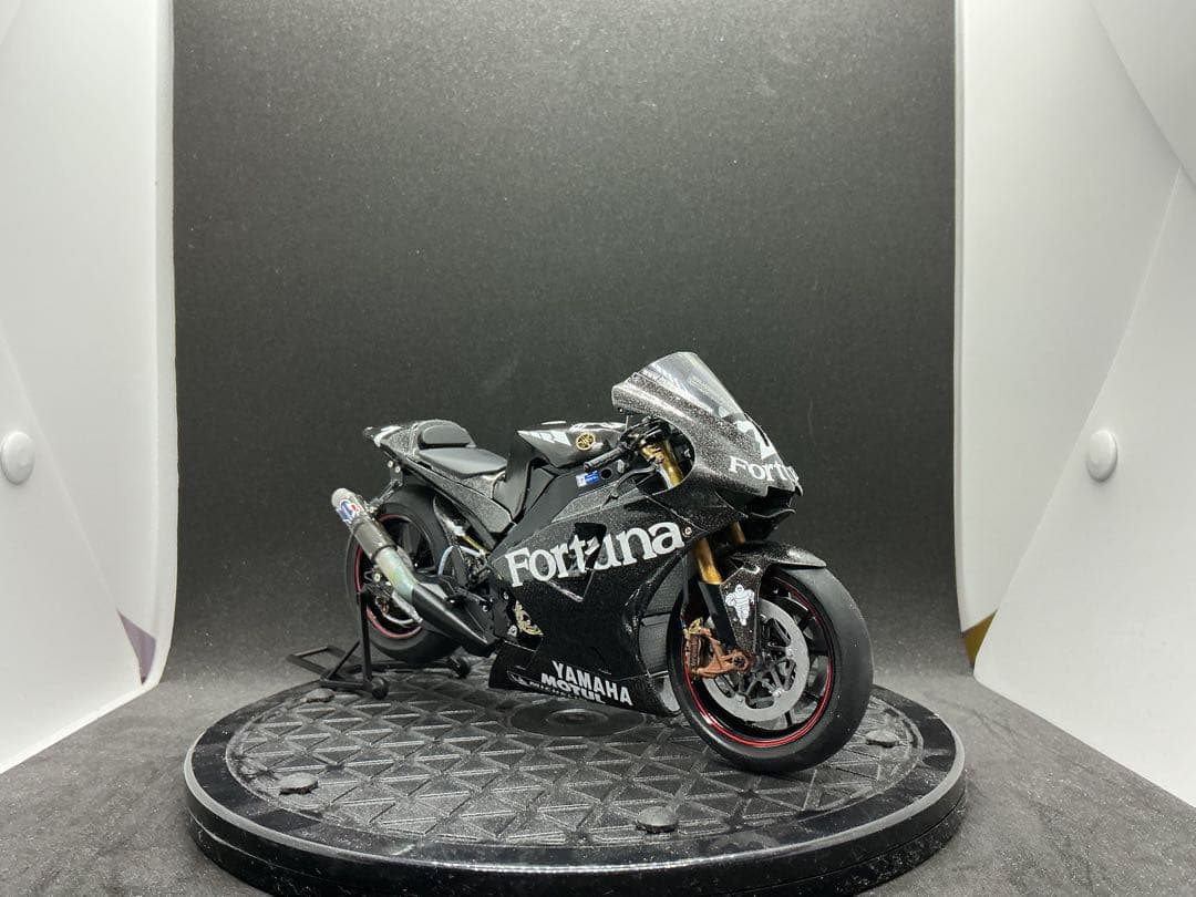 ④ テスト車両　ヤマハYZR-M1 #７カルロスチェカ　カーボン風外装プラモデル