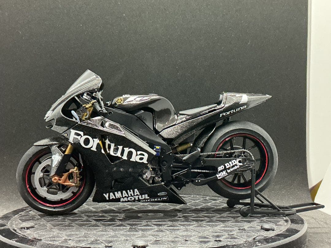 ④ テスト車両　ヤマハYZR-M1 #７カルロスチェカ　カーボン風外装プラモデル