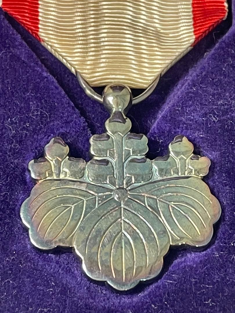 勲八等白色桐葉章 銀章 勲章 記章 旧日本軍 重さ約17g レトロ ミリタリー