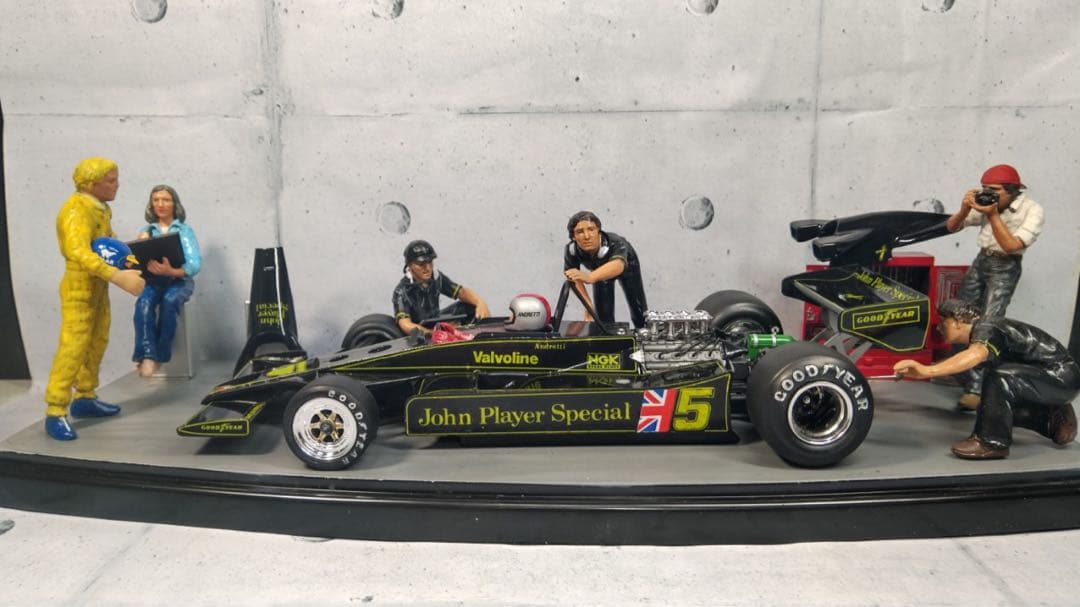 JPSロータス78完成品とタミヤ　モータースポーツチームセットの組合せ情景作品