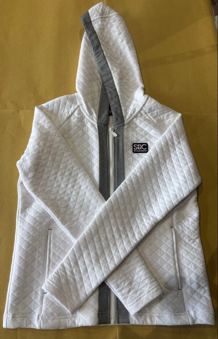 ☆未使用☆美品☆ フード付きキルティングジャケット　スコート おしゃれな冬の白♪