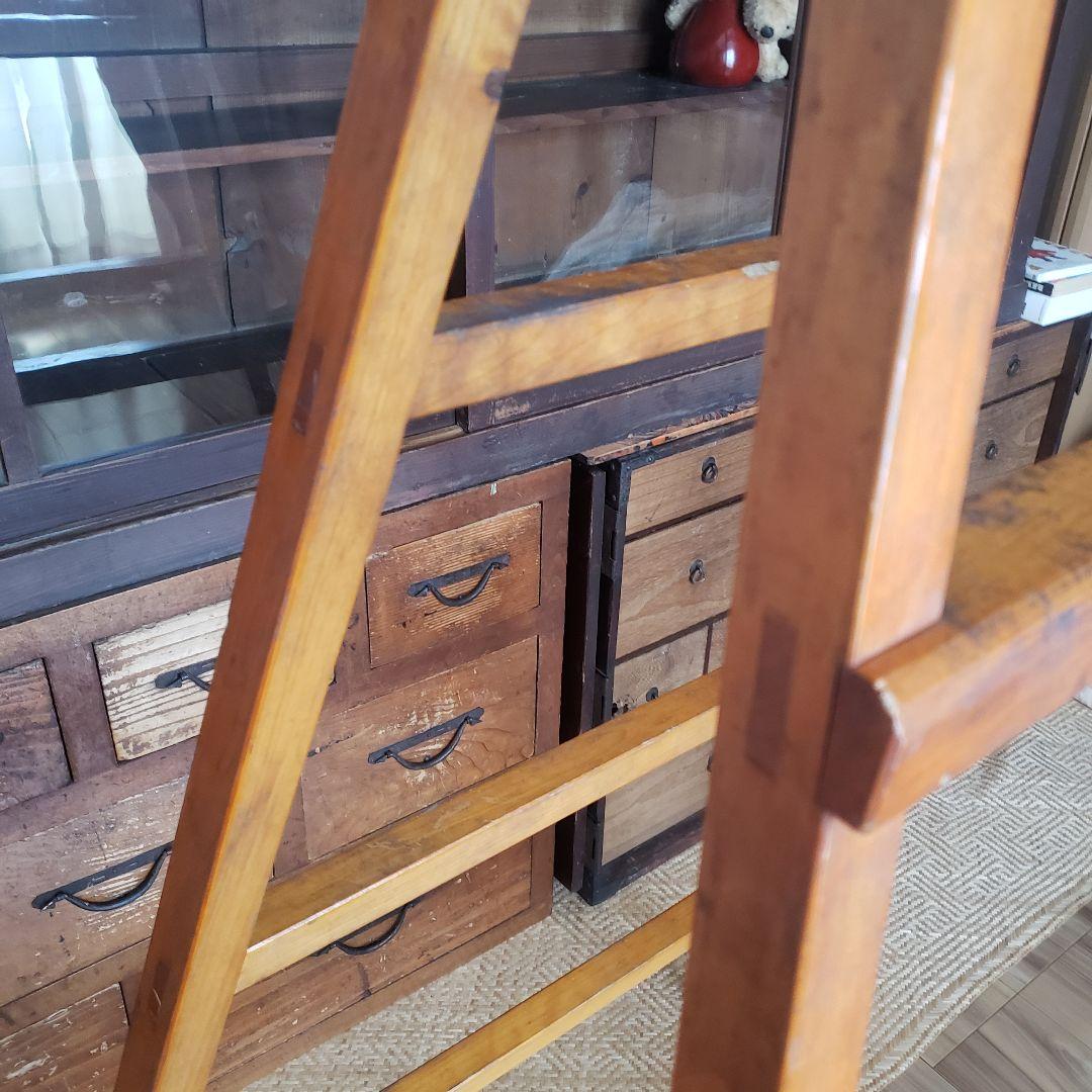 枯れた古い木製の脚立　ラダー　古道具　古家具　梯　シェルフ　棚