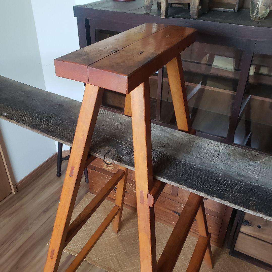 枯れた古い木製の脚立　ラダー　古道具　古家具　梯　シェルフ　棚