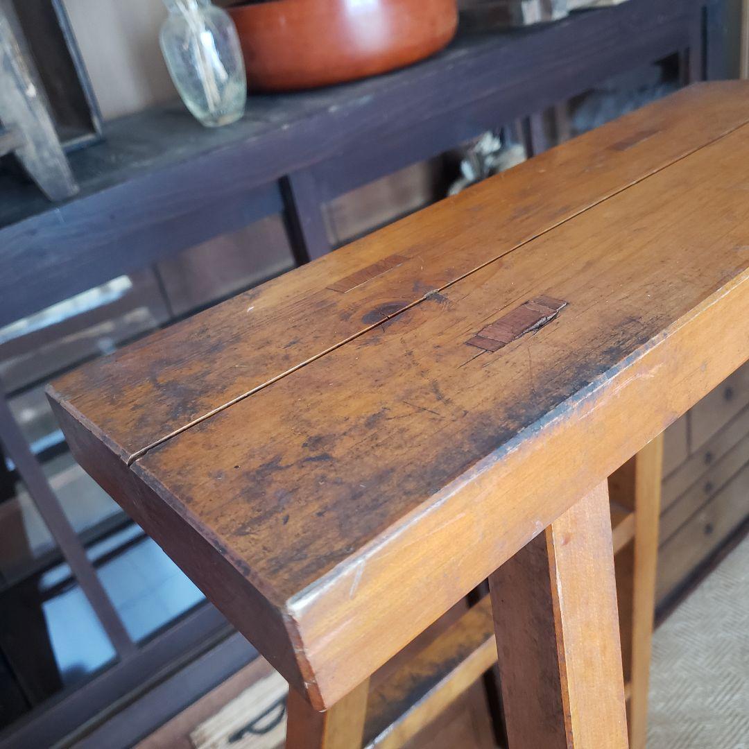 枯れた古い木製の脚立　ラダー　古道具　古家具　梯　シェルフ　棚