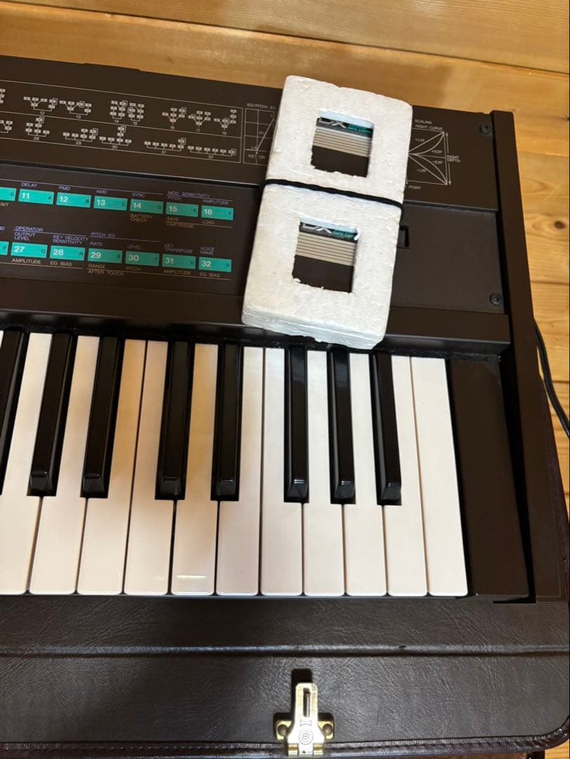廃盤 ヤマハ シンセサイザー DX7 ハードケース付き 61鍵盤 32音色
