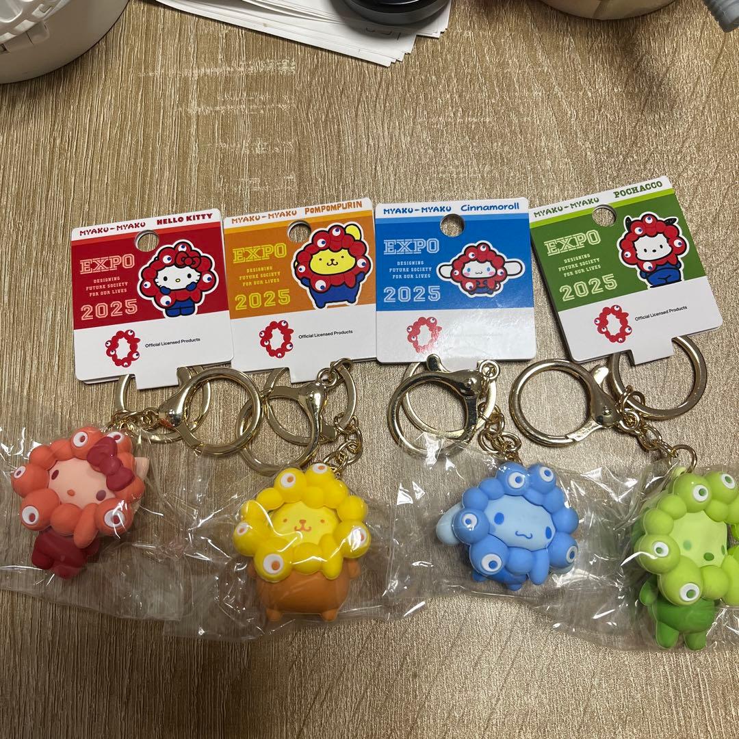 ミャクミャク　なりきりキーホルダー　推しカラー　サンリオ　4個セット