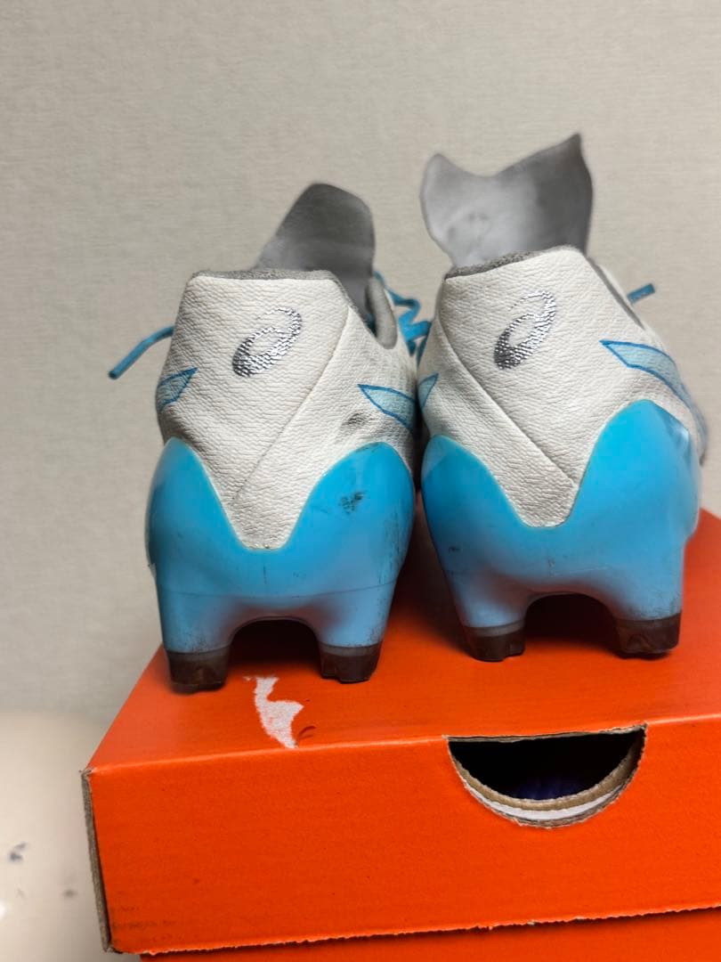 サッカースパイクアシックス アクロス