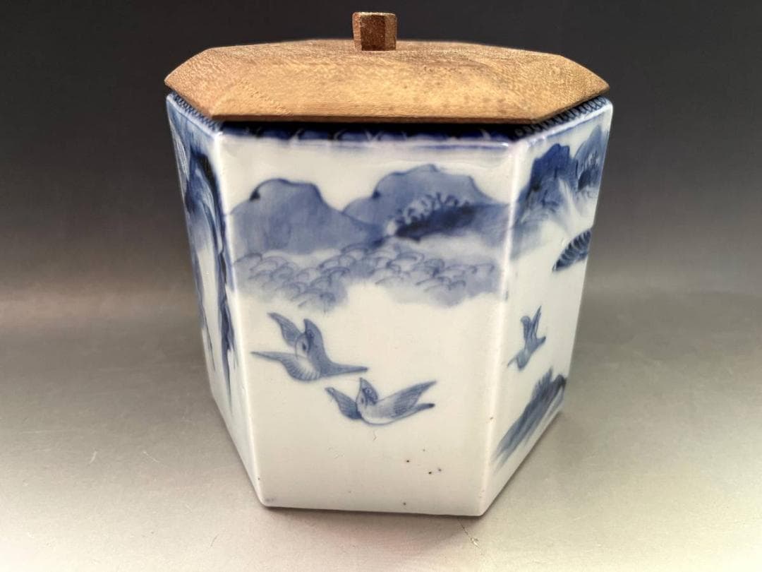 火入■染付六角火入れ 鷹 山水鳥紋 松 幾何学模様（江戸期）木彫り蓋付き 時代物