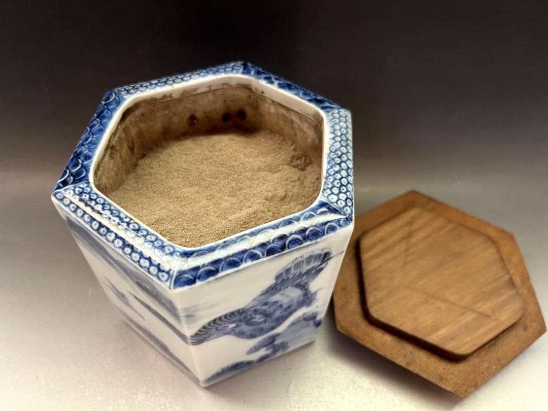 火入■染付六角火入れ 鷹 山水鳥紋 松 幾何学模様（江戸期）木彫り蓋付き 時代物