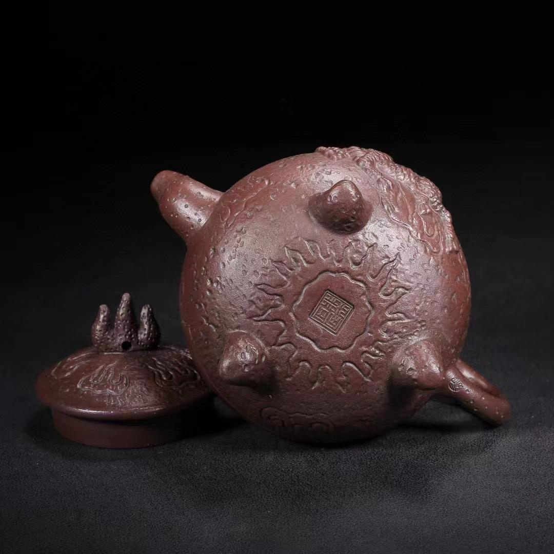 中国古美術・原鉱紫泥 火麒麟形紫砂壺·底款:裴石民·紫砂・朱泥・急須・茶道具