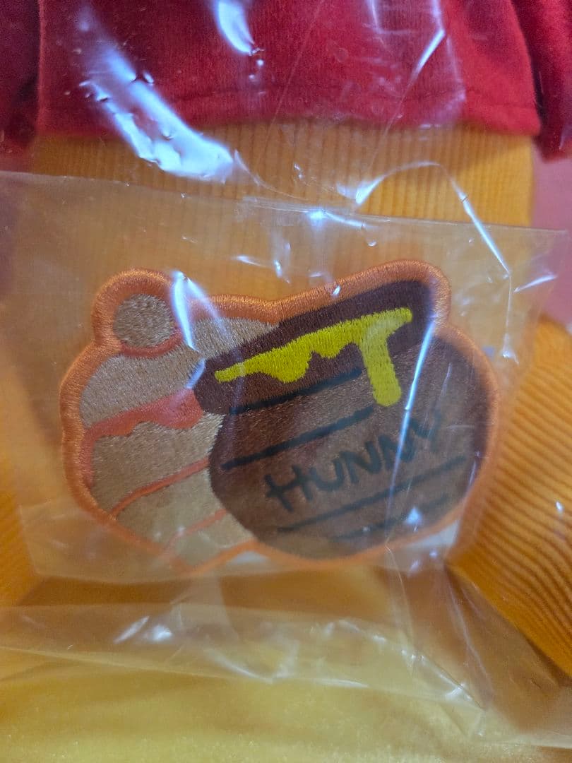 くまのプーさん ぬいぐるみおひさまマーケット　ディズニー　（はちみつ壺バッジ付）