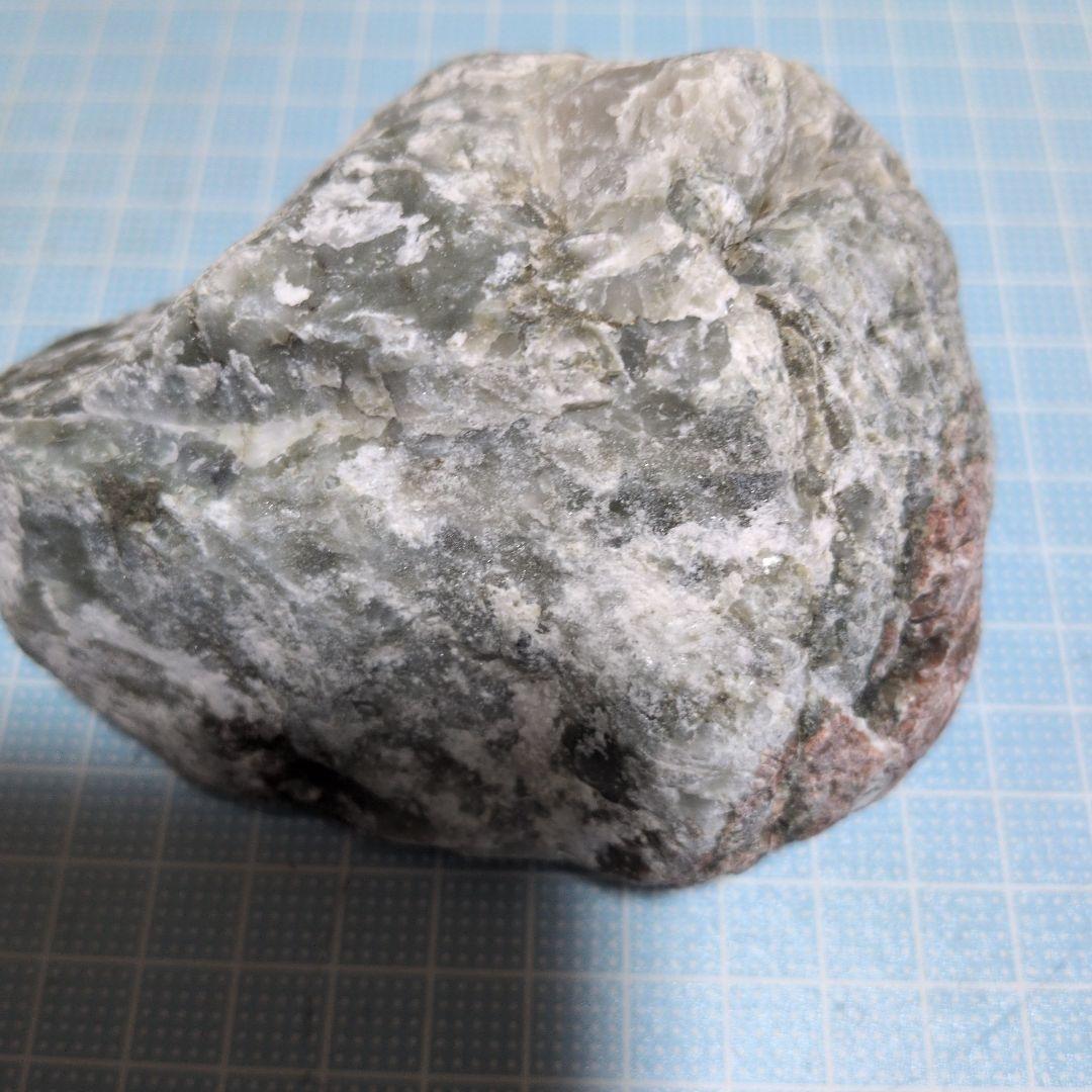 緑色と白色の石