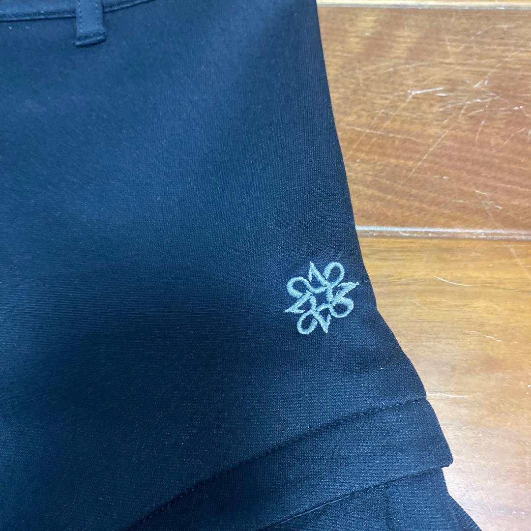 セントアンドリュース黒のプリーツスカート 花のロゴ付き