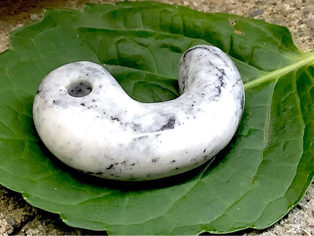 ✳何処にもありません‼️カルセドニー材料勾玉　限定品最後の1点// 糸魚川翡翠勾玉