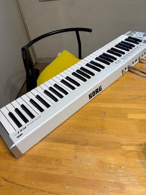 KORG　61鍵キーボード　X脚・オプションACアダプター付