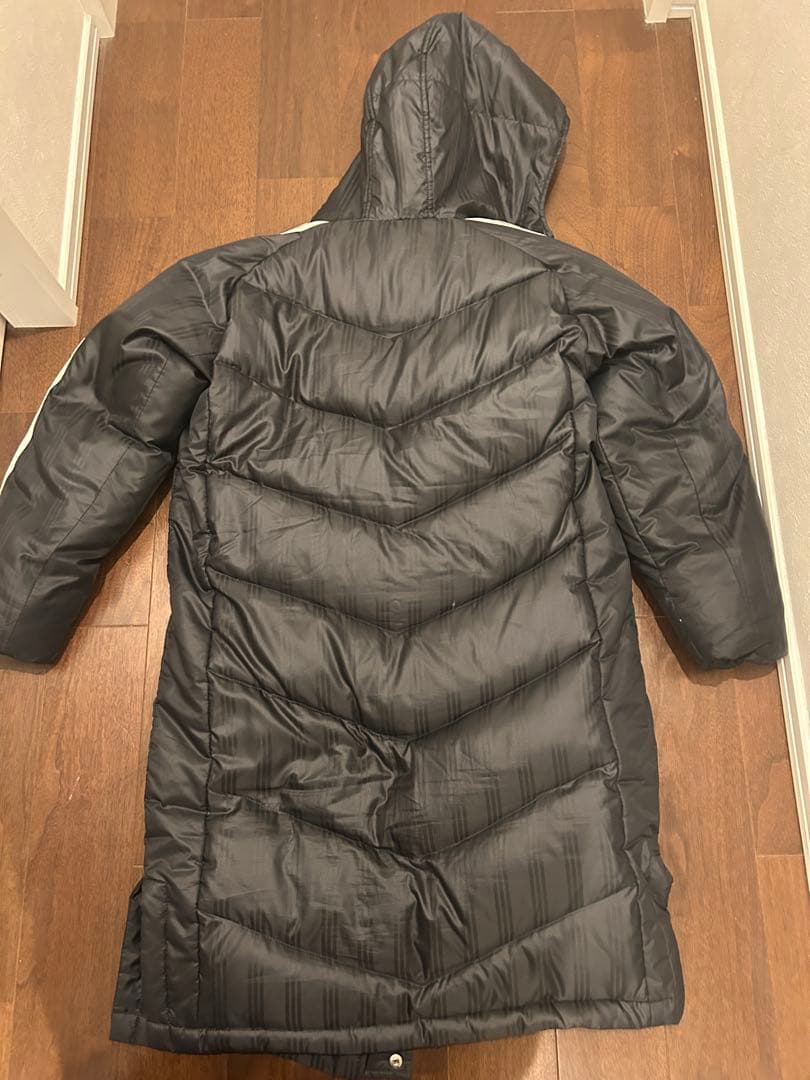 美品adidas ブラック ダウンジャケット 140