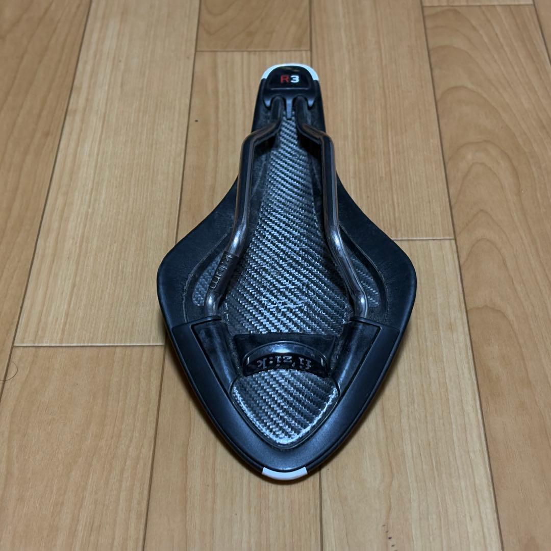 フィジーク アリオネ R3 サドル