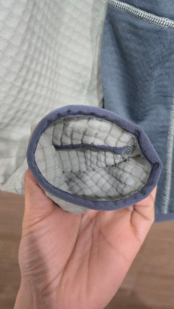 patagonia　R1プルオーバーフーディ