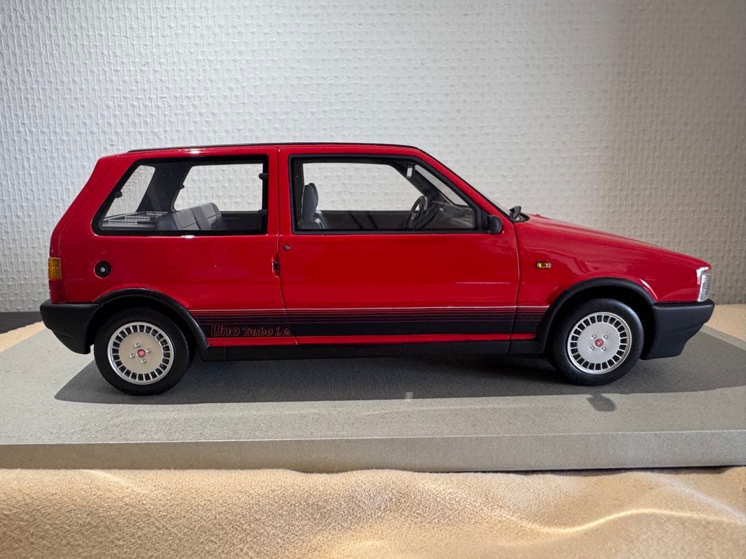 FIAT Uno Turbo i.e. ミニカー 1/18赤