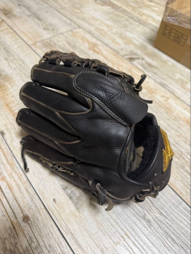 芳賀ジャパンミズノ 硬式グローブ 黒 ゴールド刺繍